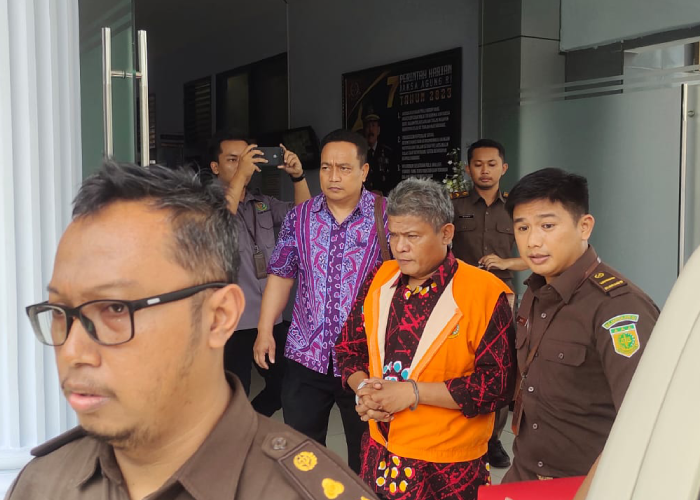 Kades Manjung nonaktif, H, didampingi Supriyanto saat akan diantar ke Lapas Kelas II B Wonogiri dari Kantor Kejari Wonogiri Senin (18/12).