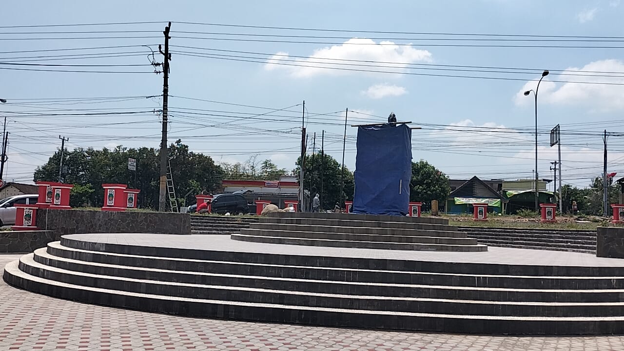 Tugu dengan simbol metal tiga jari di taman metal masih ditutup untuk menjaga kondusivitas jelang pemilu.