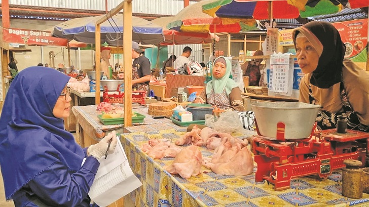 TPID Boyolali berdialog dengan pedagang di pasar tradisional untuk pantau harga.