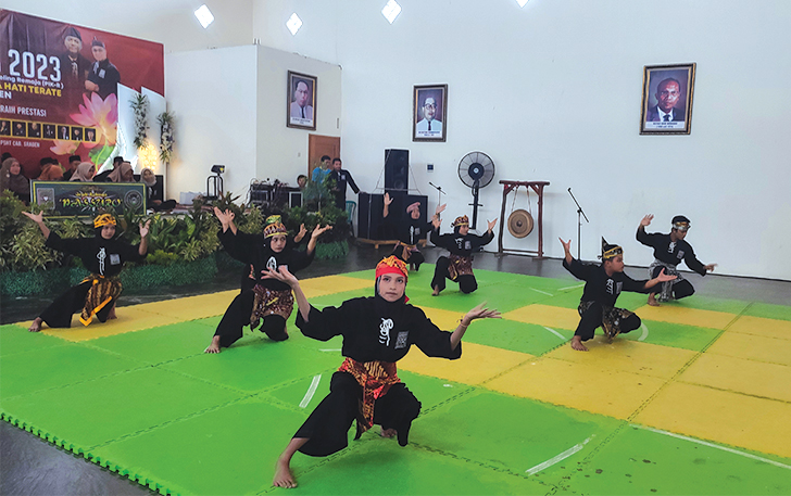 SEMANGAT: Pengukuhan anggota perguruan silat di Sragen, beberapa waktu lalu.