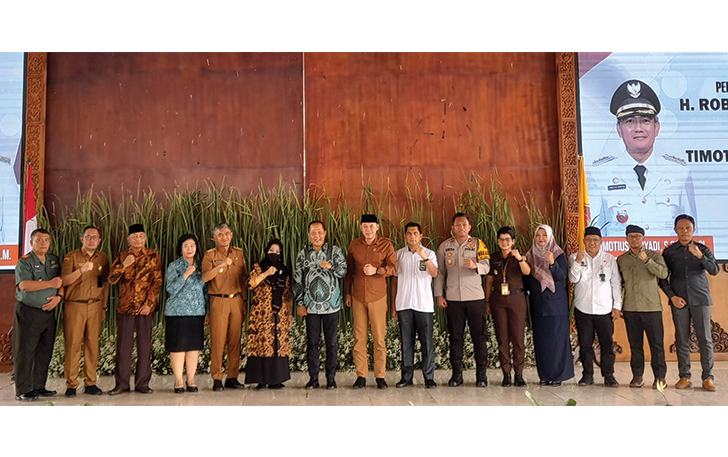 SINERGI: Penjabat Bupati Karanganyar Timotius Suryadi berfoto bersama sejumlah mantan bupati dan sekda dan pimpinan DPRD Karanganyar saat pisah sambut, kemarin.