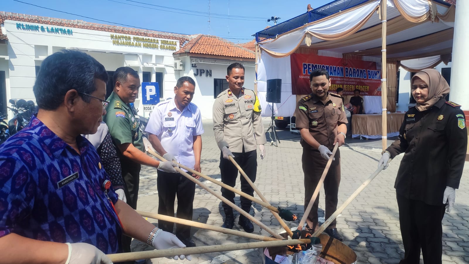 Proses pemusnahan barang bukti kejahatan di Kejaksaan Negeri (Kejari) Kabupaten Sragen Selasa (19/12).