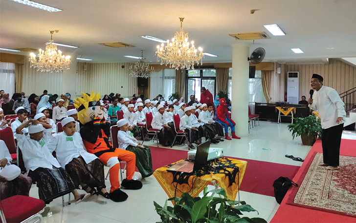Ratusan peserta khitan massal yang digelar Yayasan Amal Sahabat berkumpul di Masjid Raya Fatimah, Jayengan, Kecamatan Serengan, Kota Surakarta, Selasa (19/12).