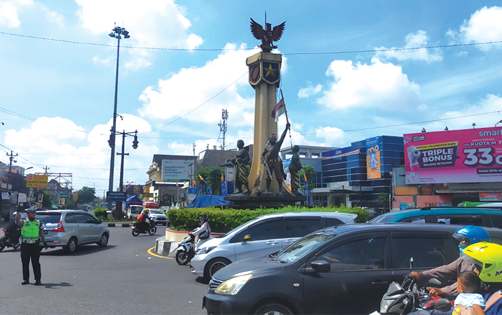 Anggota Satlantas Polres Sukoharjo atur lalu lintas di simpang 3 Tugu Kartasura belum lama ini.
