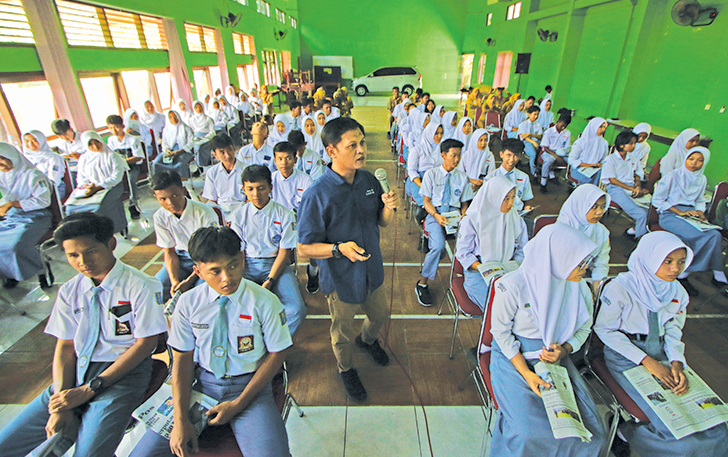 MATERI UTAMA: Pemimpin Redaksi Jawa Pos Radar Solo Kabun Triyatno beri materi jurnalistik.