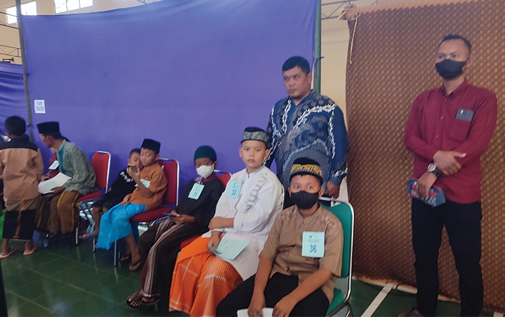 Kementerian Agama (Kemenag) Kabupaten Sragen menggelar khitan massal, Rabu (20/12).