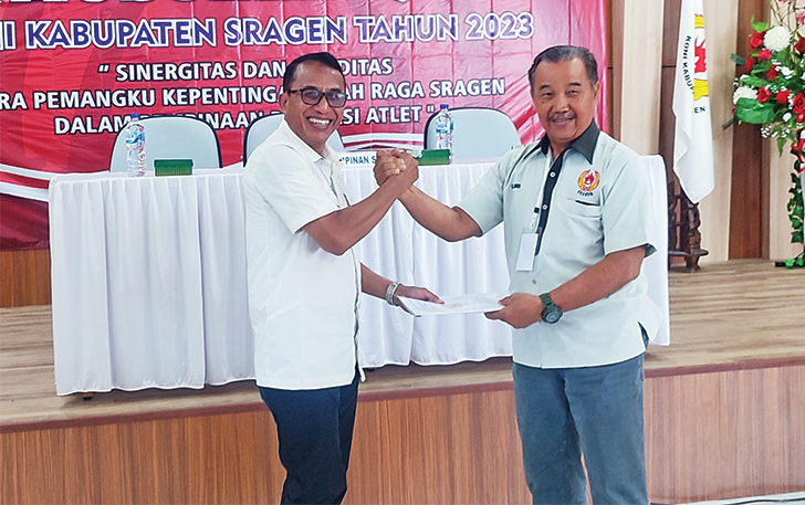 PENERUS: Ketua KONI Sragen terpilih Sutrisna (kiri) bersama ketua KONI Sragen periode sebelumnya Subono.