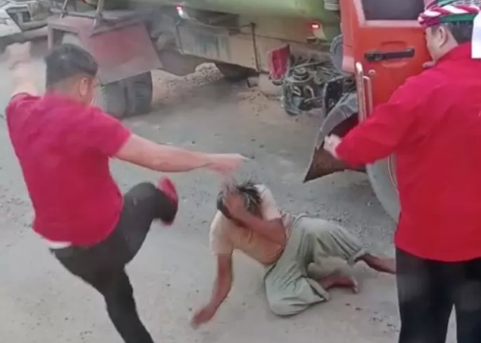 Ajudan Bupati Kutai Barat saat melakukan penganiayaan kepada sopir truk pengangkut minyak sawit.