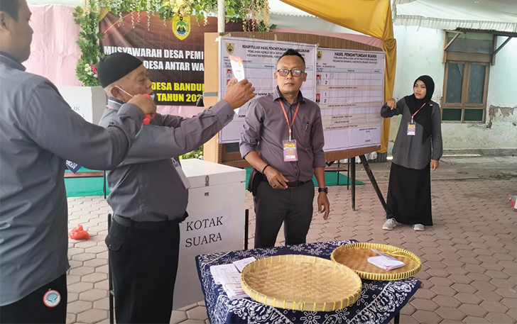 KETAT: Pemilihan kepala desa antar waktu di Desa Bandung, Kecamatan Ngrampal, kemarin.