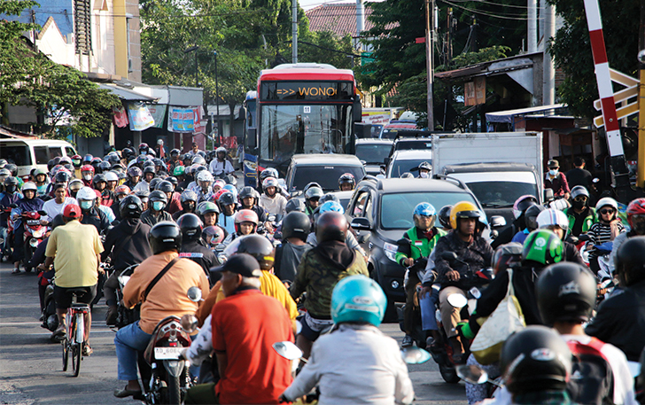 JALUR RAMAI: Perlintasan sebidang kereta api di Jalan S Parman menjadi salah satu titik rawan macet, terutama nanti pada libur Nataru.