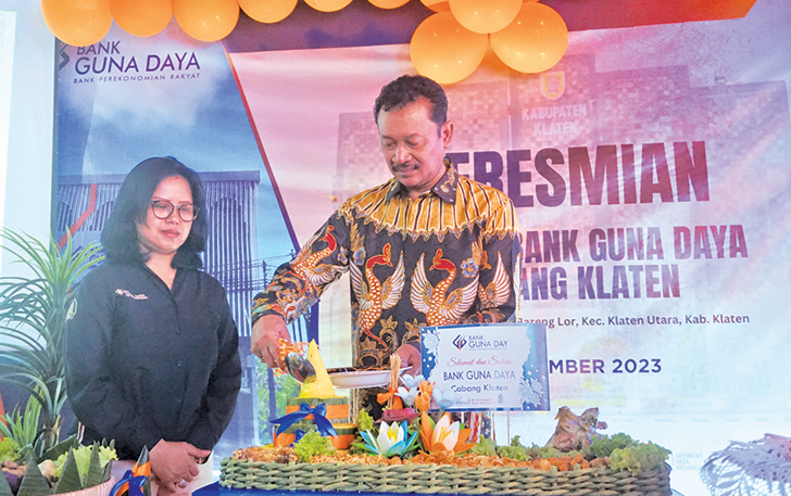 SIMBOLIS: Direktur Utama Bank Guna Daya Arry Mardiyanto meresmikan Kantor Bank Guna Daya Cabang Klaten.