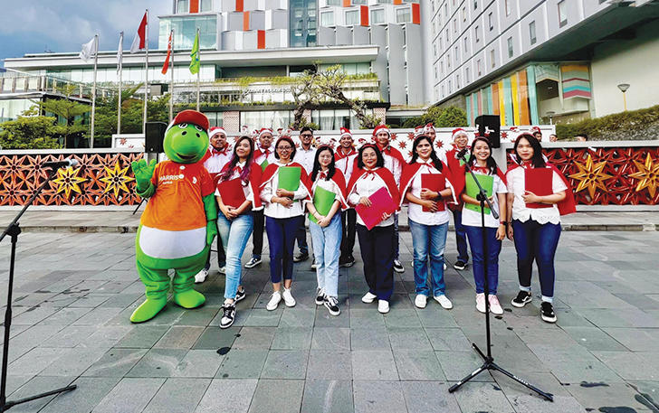 Para staf HARRIS POP! Hotel Solo & restoran Java Terrace 1851 merayakan Natal dengan memberikan penampilan &ldquo;Christmas Choir&rdquo;.