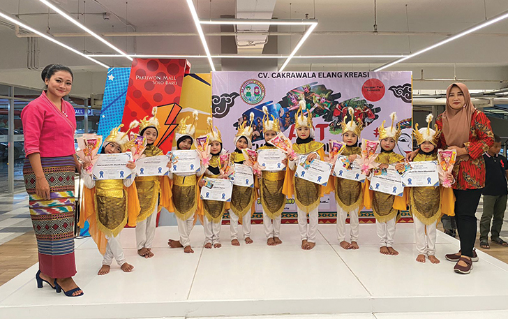 MENGINSPIRASI: Fitri Anekawati (kiri) bersama anak didiknya usai ikuti kejuaraan seni tari.