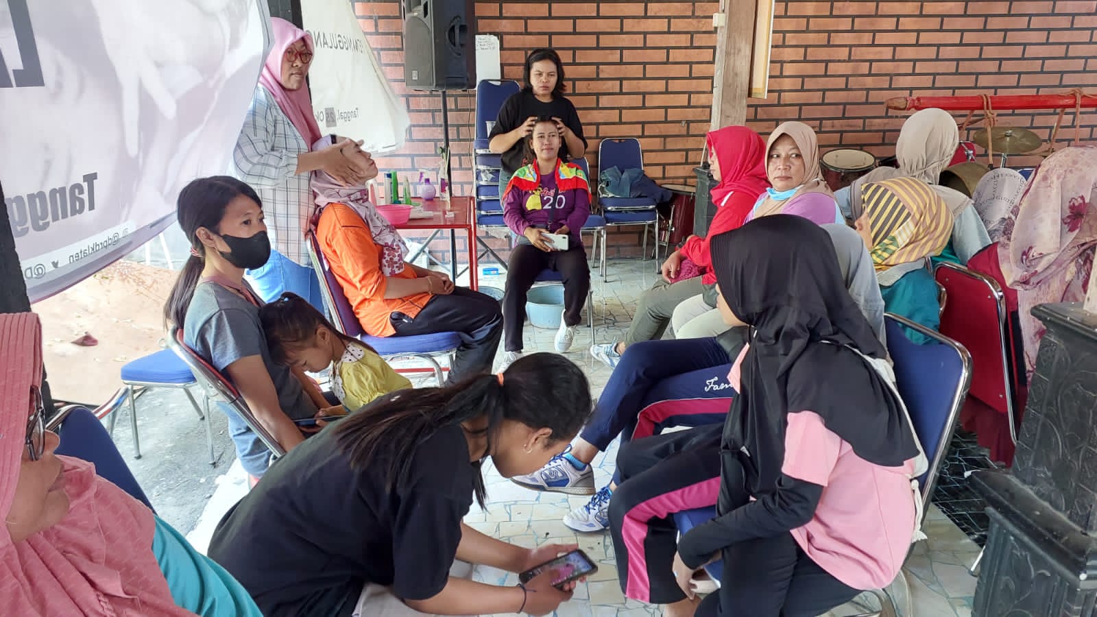 Relawan Anjani Ganjar X Mahfud gelar cek kesehatan gratis di Pendapa Plosowangi, Kecamatan Cawas, Klaten, Jumat (22/12). Sebelumnya juga digelar senam sehat ceria.