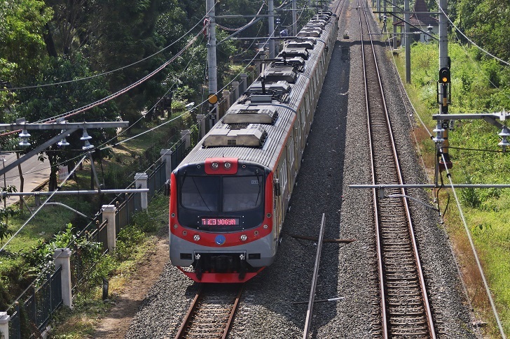 KRL Solo-Jogja melintas di daerah Gremet, Manahan, Kota Solo