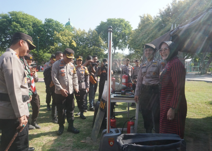 Kapolres Klaten AKBP Warsono bersama forkompimda Klaten mengecek sarana-prasarana untuk pos pengamanan di Alun-Alun Klaten, Jumat (22/12).
