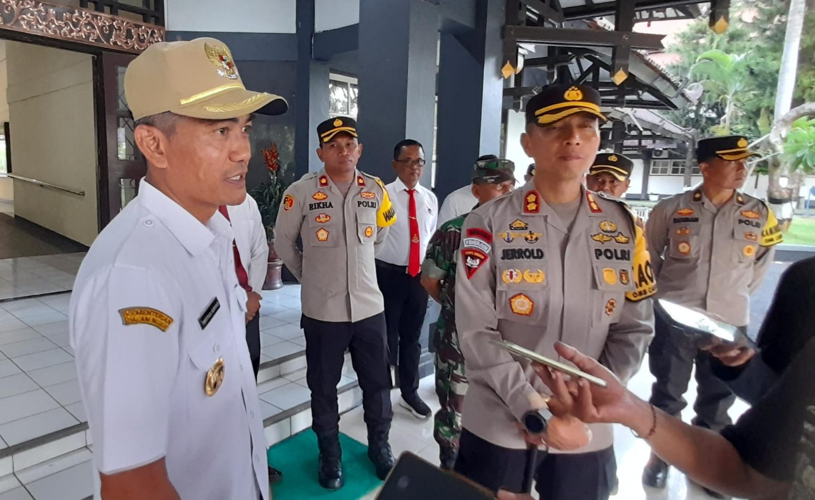 PJ Bupati Karanganyar Timotius Suryadi (kiri) dan Kapolres  AKBP Jerrold Hendra Kumontoy, Jumat (22/12/2023)