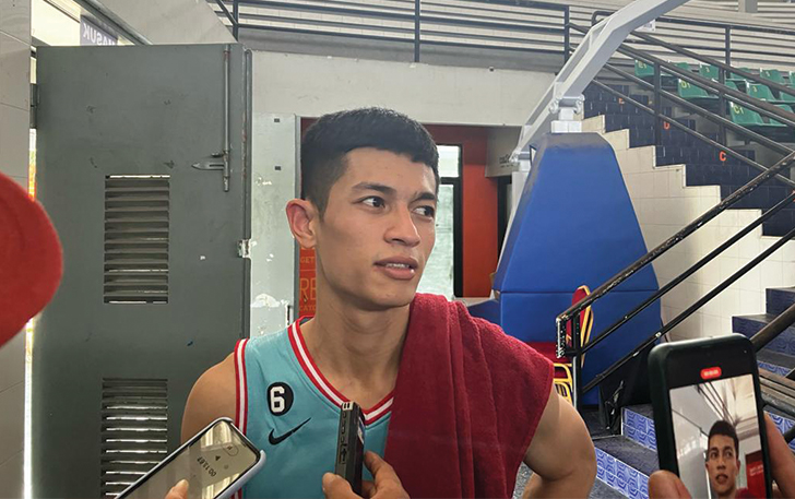 Pebasket Kesatria Bengawan Solo (KBS) Samuel Devin Susanto saat diwawancarai wartawan, Jumat (22/12) pagi.