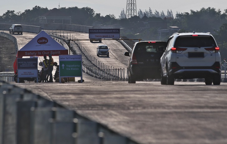 Kendaraan pribadi lintasi tol Solo-Jogja, Jumat (22/12/2023). Untuk sementara, pengendara digratiskan.