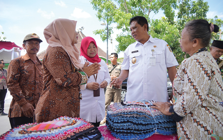 SINERGI: Salah satu UMKM yang tampil dalam penutupan program KBMKB ke-XX di Desa Carikan, Kecamatan Juwiring, Rabu (20/12).