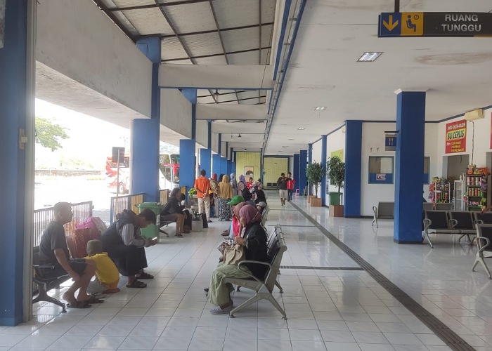 Ilustrasi penumpang di Terminal Tipe A Giri Adipura Wonogiri.