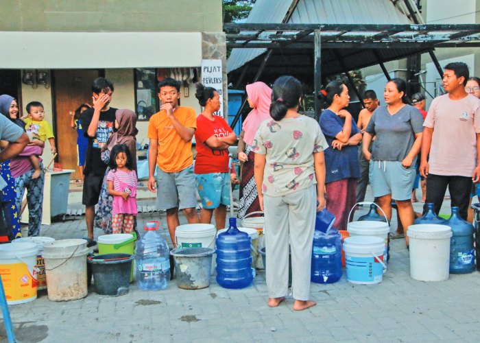 Warga Kelurahan Mojo, Kecamatan Pasar Kliwon kesulitan air akibat pencemaran Sungai Bengawan Solo. Droping air bersih dilakukan.