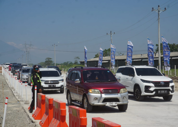 Kepadatan arus kendaraan yang keluar dari exit tol Karanganom di Desa Kuncen, Kecamatan Ceper, Klaten, Sabtu (23/12).