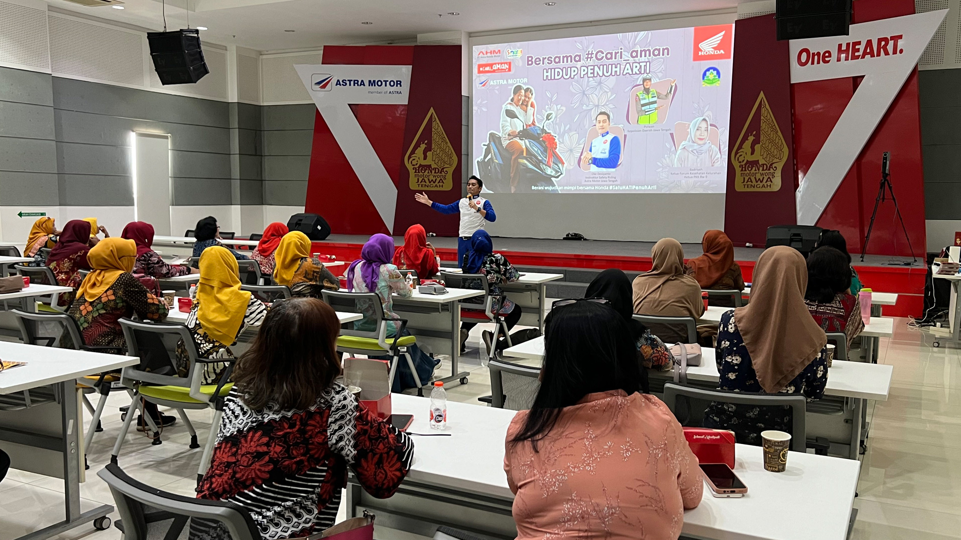 Training safety riding yang digelar Astra Motor Jawa Tengah kepada ibu-ibu PKK dan FKK di auditorium Main Dealer, Jumat (22/12).