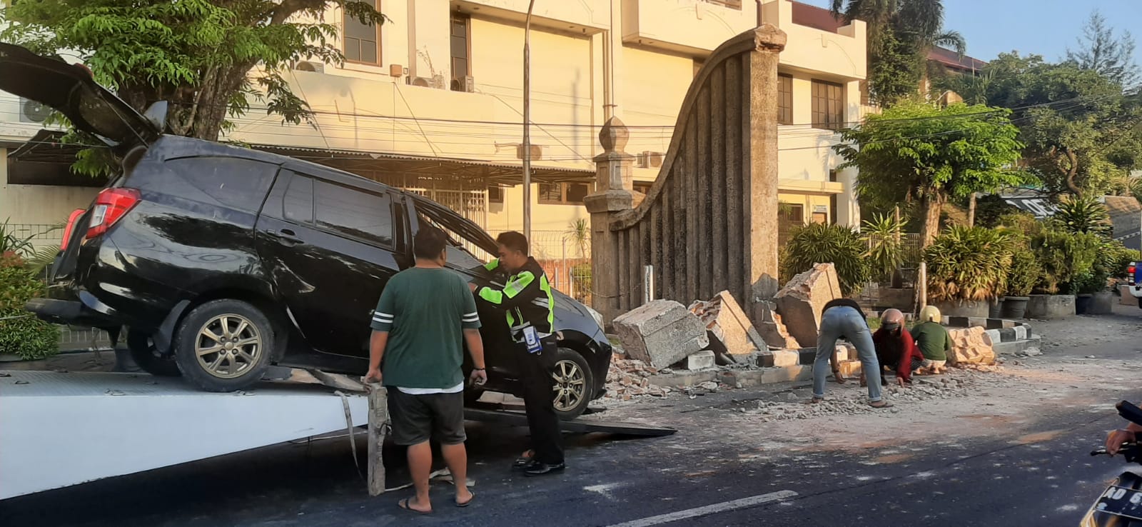 BCB berbentuk gapura di depan RS Dr Oen Kandang Sapi Solo remuk ditabrak Toyota Calya nomor polisi AD 1543 IS, Sabtu (23/12/2023).