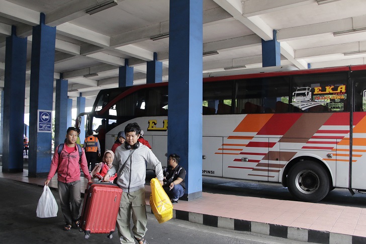 Penumpang tiba di Terminal Tirtonadi Kota Solo.