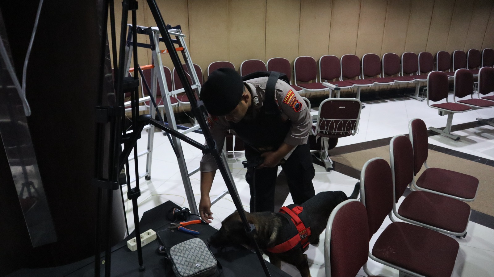 Sterilisasi salah satu gereja di Kota Solo menggunakan anjing pelacak, Sabtu (23/12/2023). (ANTONIUS CHRISTIAN/RADAR SOLO)
