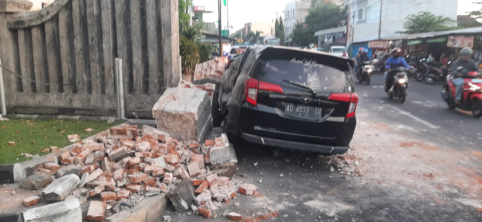 Kondisi gapura berstatus BCB di depan RS Dr Oen Kandang Sapi Solo yang hancur tertabrak mobil.