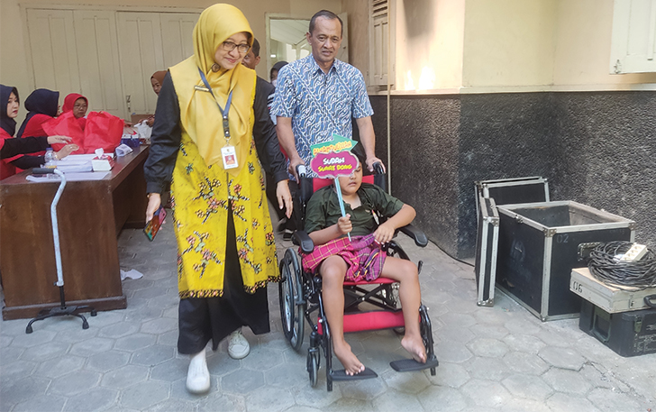 BERI SEMANGAT: Kabag Kesra Setda Wonogiri Rujito didampingi Kadinsos Wonogiri Kurnia Listiyarini mendorong peserta khitan massal, Sabtu (23/12).
