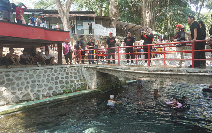 Bupati Klaten Sri Mulyani saat meninjau OMAC di Kecamatan Tulung saat dibuka perdana setelah direnovasi, Minggu (24/12)
