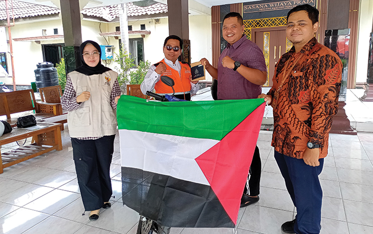 PEDULI: Camat Sukoharjo Havid Danang Purnomo Widodo (dua dari kanan) menyumbangkan sepeda motor untuk rakyat Palestina.
