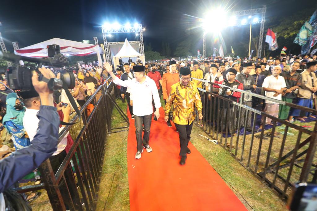 Hary Tanoesoedibjo bersama Mahfud MD saat menghadiri Sholawat yang digelar Partai Perindo di Probolinggo, Sabtu (23/12/2023).