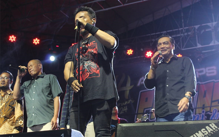 MERIAH: Konser musik band Edane yang digelar KPU Sukoharjo di Alun-Alun Satya Negara Sukoharjo, Sabtu (23/12). Turut hadir Anggota KPU RI, Yulianto Sudrajat.