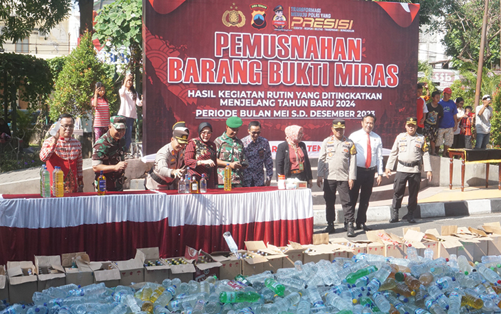 Kapolres Klaten AKBP Warsono, Bupati Klaten Sri Mulyani dan Forkopimda Klaten saat melakukan pemusnahan miras di Alun-alun Klaten, Jumat (22/12).