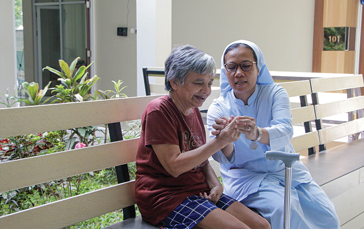 SEPENUH HATI: Veronica Kurniati sebagai suster totalitas melayani umat di Wisma Lentera Harapan Solo.