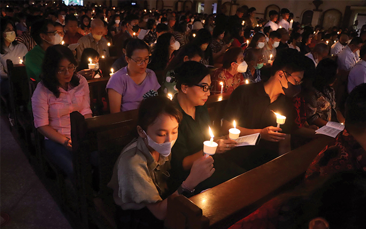 PESAN DAMAI: Umat Kristiani melaksanakan misa Natal di Gereja Santo Antonius, Purbayan, Pasar Kliwon, Solo, kemarin (24/12).