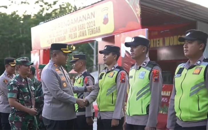 ALL OUT: Kapolres Wonogiri AKBP Andi Muhammad Indra Waspada Amirullah memimpin pengecekan pos pengmanan di area Objek Wisata Waduk Gajah Mungkur Jumat (22/12) lalu.