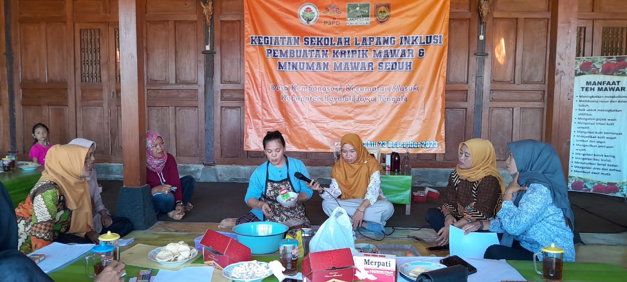 Pelatihan pengolahan bunga mawar di  Desa Kembangsari, Kecamatan Musuk, Kabupaten Boyolali.