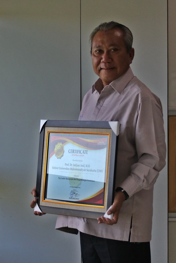 Rektor Universitas Muhammadiyah Surakarta Prof Sofyan Anif tunjukkan penghargaan Top Of The Year dari Radar Solo.