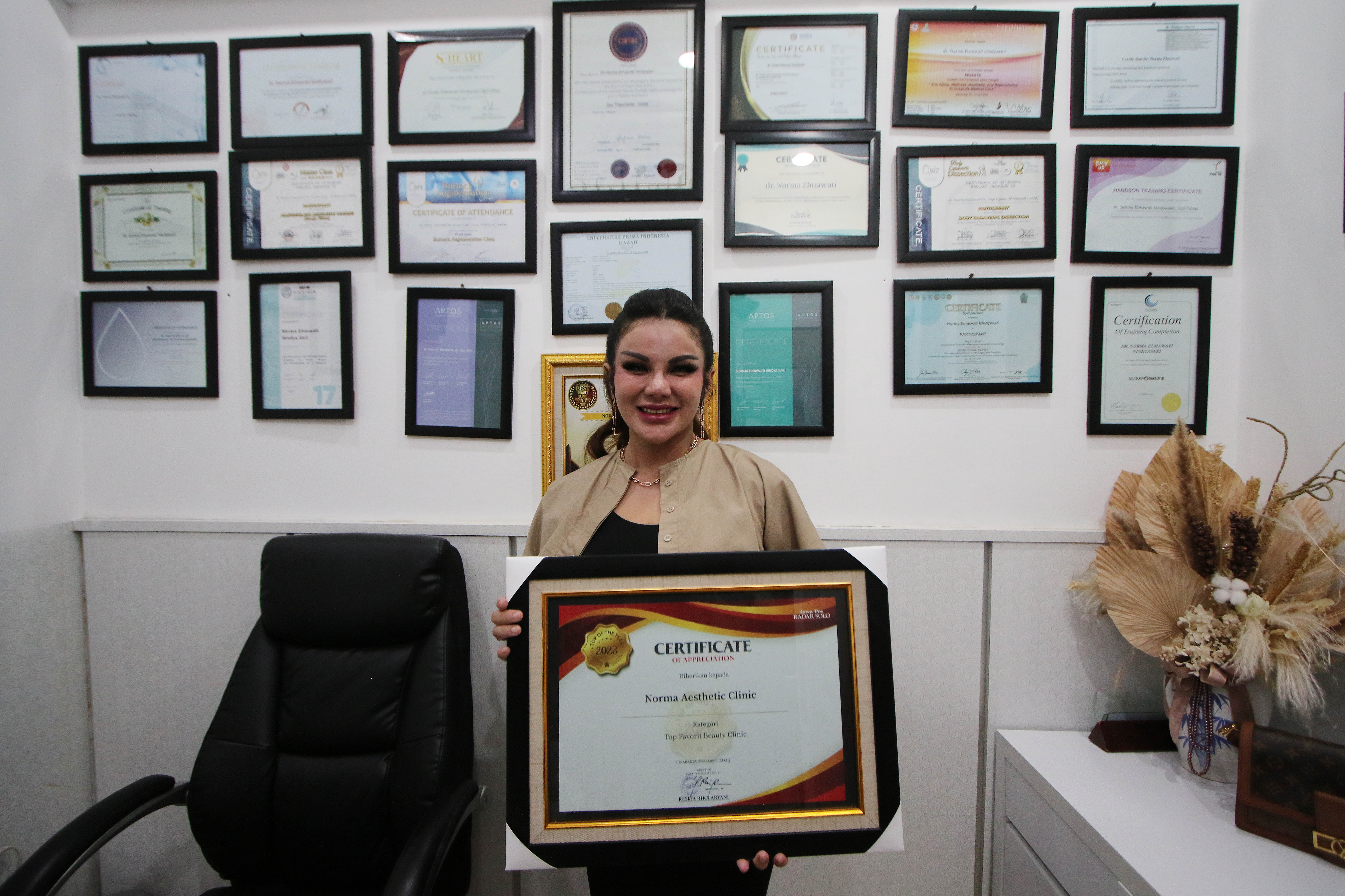 Dr Norma tunjukkan penghargaan Top Of The Year 2023 kategori Top Favorit Beauty Clinic dari Jawa Pos Radar Solo.