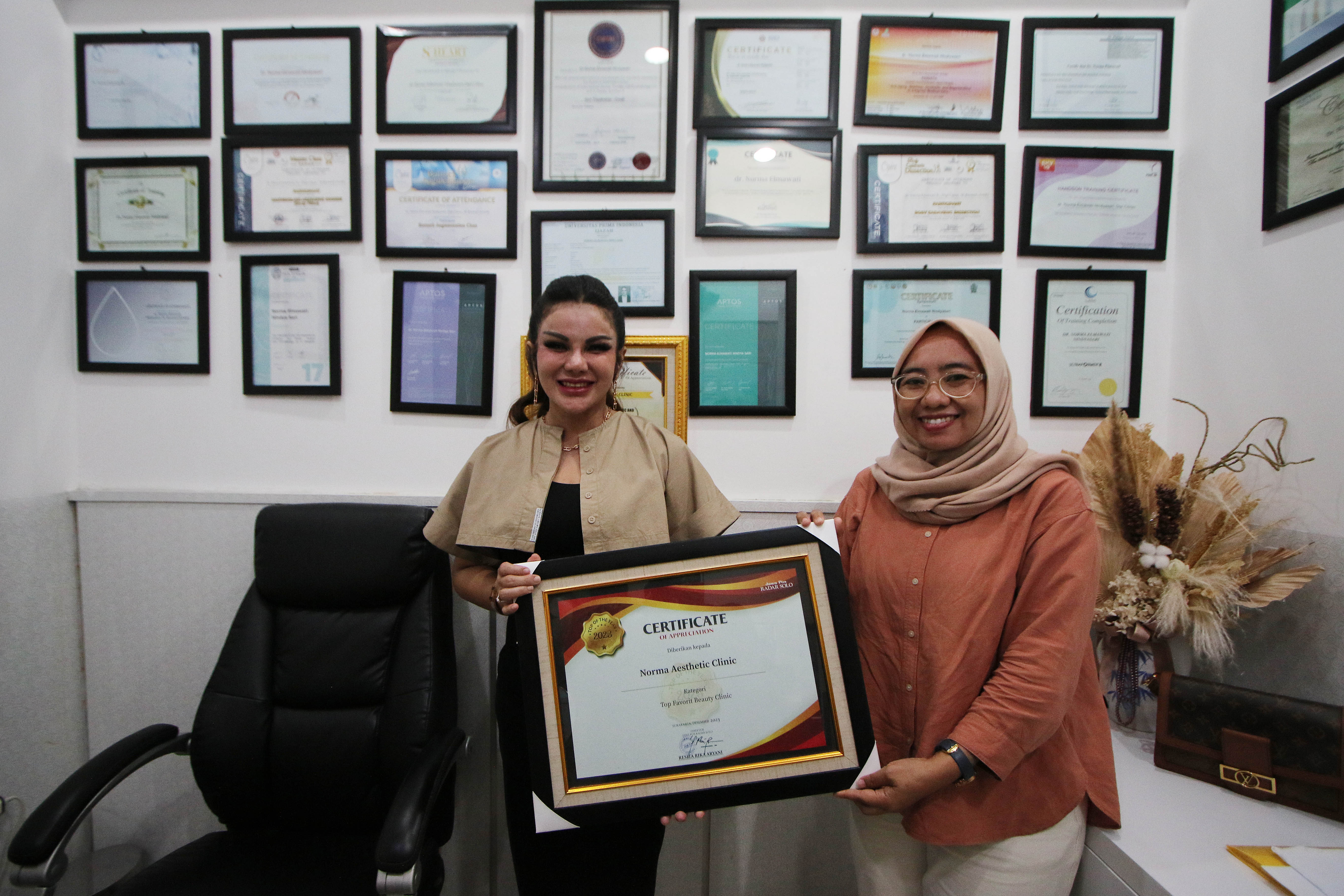 Direktur Radar Solo Resita Rika Aryani (kanan) serahkan penghargaan Top Of The Year 2023 kepada Dr Norma Elmawati Nindyasari.