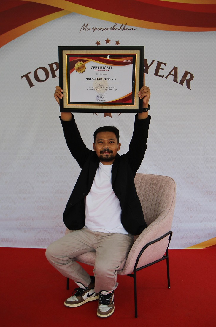 Machmud Lutfi Huzain menerima penghargaan Top Of The Year 2023 dari Jawa Pos Radar Solo.