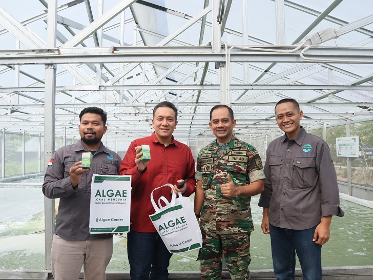 Bersama Stafsus Presiden Diaz Hendropriyono (dua dari kiri) dan Dandim 0726/Sukoharjo Letkol Czi. Slamet Riyadi (dua dari kanan).