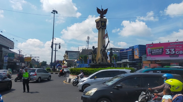 Anggota Satlantas Polres Sukoharjo mengatur lalu lintas di simpang tiga Tugu Kartasura. (IWAN KAWUL/RADAR SOLO)