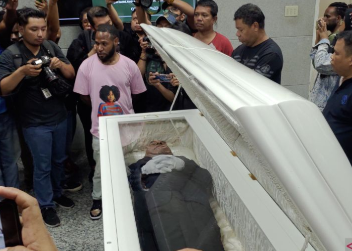 Jenazah mantan Gubernur Papua Lukas Enembe saat disemayamkan di Rumah Duka dan Krematorium Sentosa, Jakarta Pusat pada Selasa (26/12/2023).