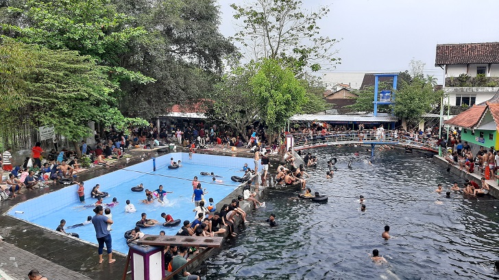 Wisatawan bermain air di Umbul Sungsang, Kecamatan Banyudono, Kabupaten Boyolali untuk mengisi libur Natal.